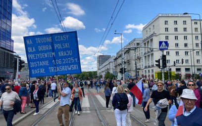 Uczestnicy marszów przynieśli ze sobą transparenty