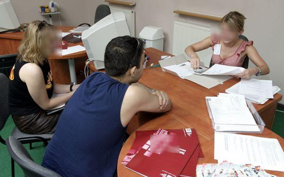 W umowie na zastępstwo trzeba przewidzieć możliwość jej wypowiedzenia