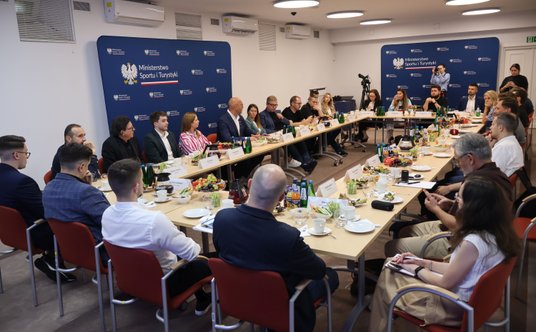 Konferencja w Ministerstwie Sportu i Turystyki zgromadziła duże grono dziennikarzy sportowych i tych
