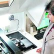 Prof. Susmita Bose i drukarka produkująca trójwymiarową replikę kości