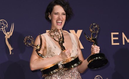 Phoebe Waller-Bridge z trzema statuetkami Emmy za "Fleabag"