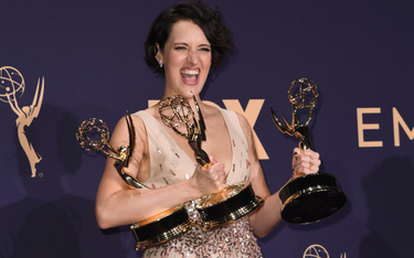 Phoebe Waller-Bridge z trzema statuetkami Emmy za "Fleabag"