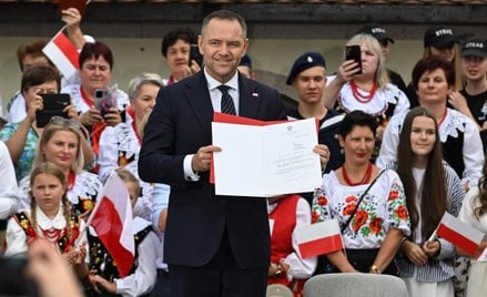 Karol Nawrocki przemawia podczas spotkania z mieszkańcami w Kolbuszowej