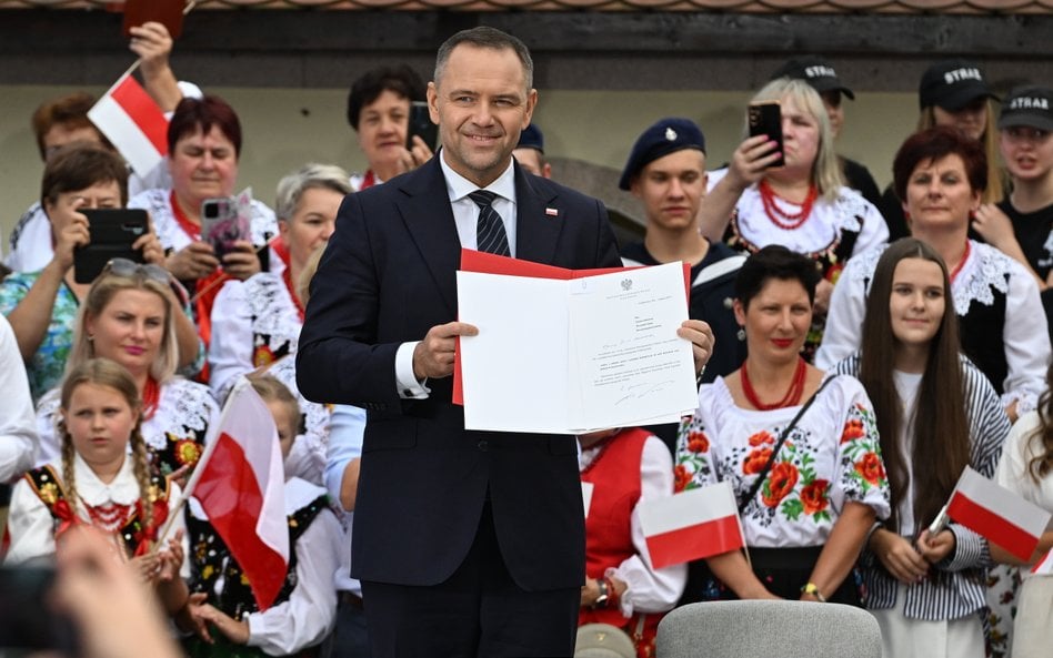 Karol Nawrocki przemawia podczas spotkania z mieszkańcami w Kolbuszowej