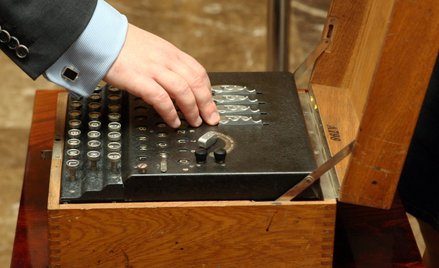 Enigma, niemiecka przenośna elektromechaniczna maszyna szyfrująca.