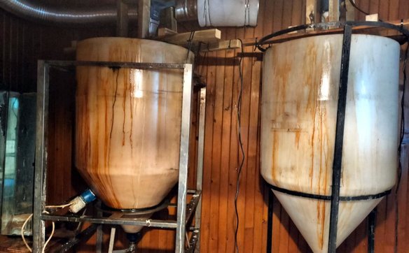 Centralnym punktem fabryki były dwa ogromne reaktory ze stożkowymi dnem