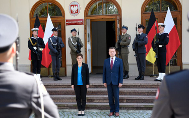 Ministrowie obrony Annegret Kramp-Karrenbauer i Mariusz Błaszczak podczas środowego spotkania w Wars