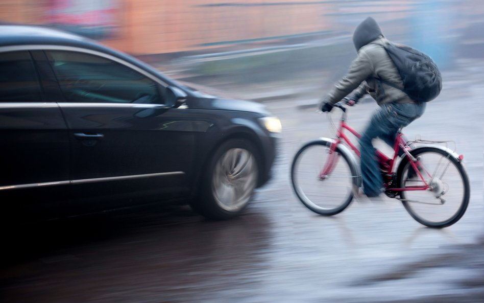 Nowe zasady zjazdu z ronda, zakaz dla rowerzystów. "Będą opory"