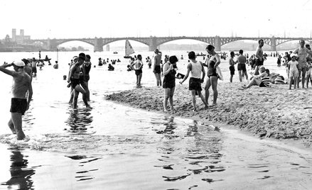 W Warszawie przeważały plaże na lewym brzegu, ale stopniowo zagospodarowywano także prawy brzeg, w t