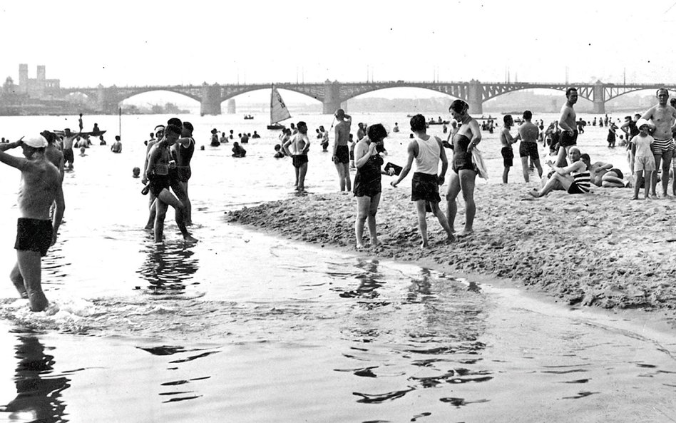 W Warszawie przeważały plaże na lewym brzegu, ale stopniowo zagospodarowywano także prawy brzeg, w t