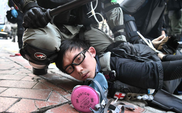 Hongkong: Policja użyła ostrej amunicji, ranny w stanie krytycznym