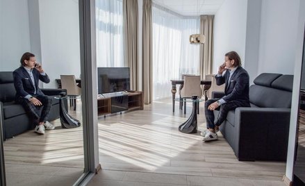 Twarzą i dyrektorem należącej do J.W. Construction sieci Varsovia Apartamenty jest Radosław Majdan.