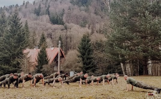 Większość żołnierzy w Wojsku Polskim pali papierosy. To najgorszy wynik w całym NATO. Nałóg ten nega
