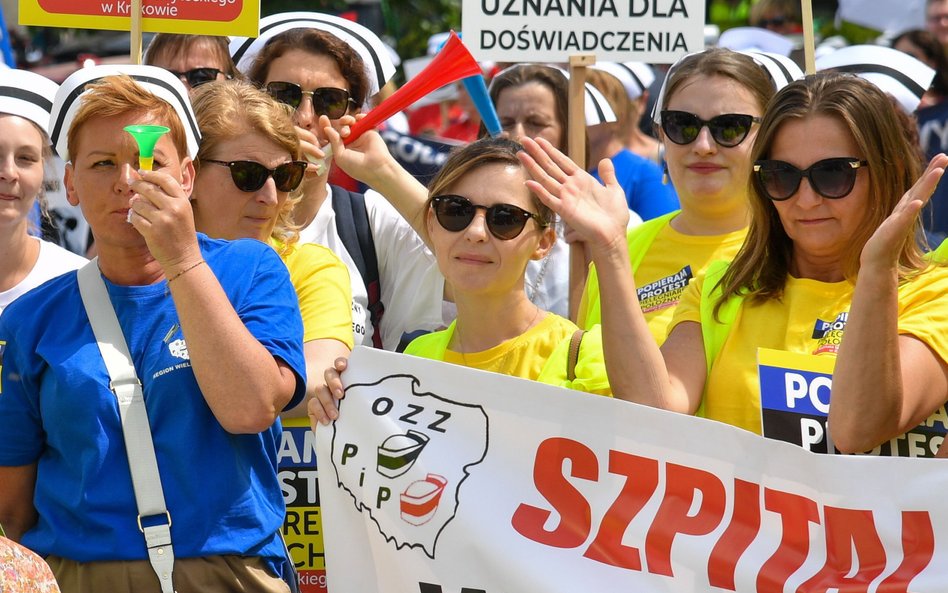 Protest pielęgniarek przed Sejmem w Warszawie w maju 2023 r. odbywał się pod hasłem „Stop degradacji