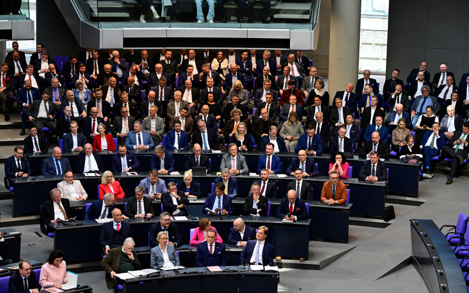 Posłowie Alternatywy dla Niemiec (AfD) podczas sesji inauguracyjnej nowego Bundestagu. 25 marca 2025