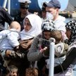 Port w Palermo. Włoscy marynarze pomagają nowym uchodźcom