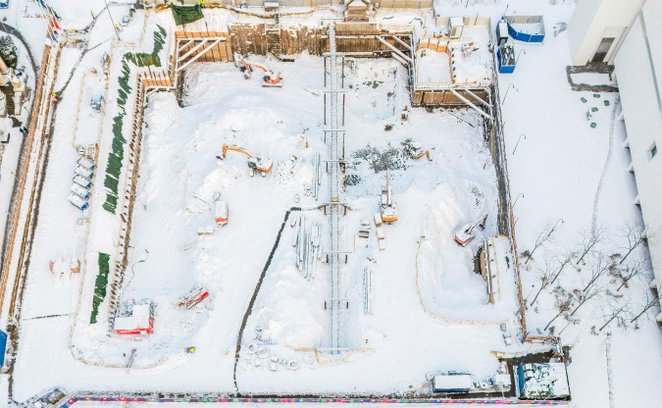 Aby zabezpieczyć teren przed osuwaniem się ziemi, wykonano pale wraz ze stalową konstrukcją oporową