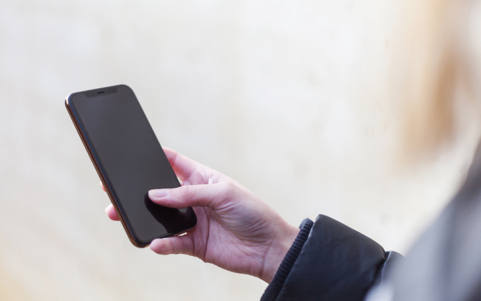 Problemy z bankową aplikacją w smartfonie. Co może być przyczyną