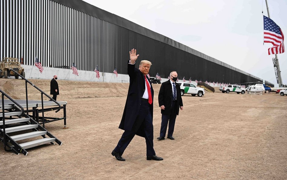 Jak Donald Trump przekaże Joe Bidenowi "nuklearną walizkę"