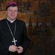 Niedopuszczalne jest zmuszanie pracownika do bezpłatnej pracy w godzinach nadliczbowych -mówi biskup