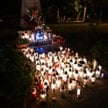 Znicze zapalone przez uczestników marszu milczenia po ataku Jarosławiu