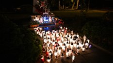 Znicze zapalone przez uczestników marszu milczenia po ataku Jarosławiu
