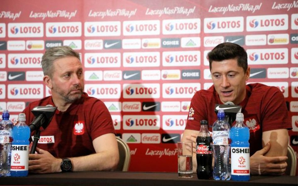 Jerzy Brzęczek i Robert Lewandowski podczas poniedziałkowej konferencji prasowej w Warszawie