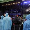 Publiczność jubileuszowego X festiwalu Open'er w strugach deszczu