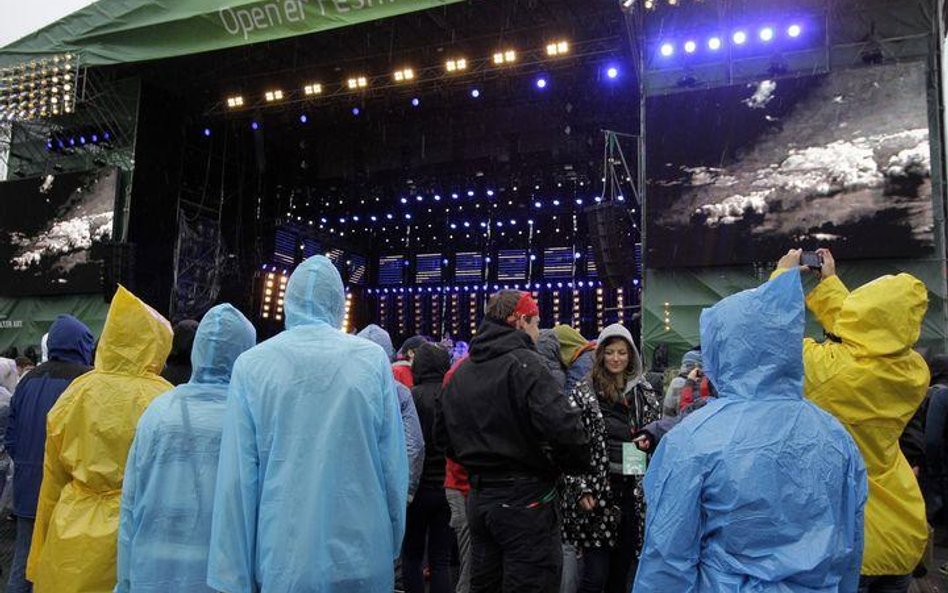 Publiczność jubileuszowego X festiwalu Open'er w strugach deszczu