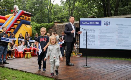 Prezydent podpisał kartę rodziny. Ochrona dzieci przed LGBT