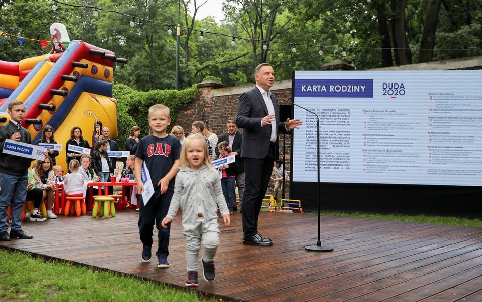 Prezydent podpisał kartę rodziny. Ochrona dzieci przed LGBT