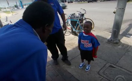 Czterolatek karmi bezdomnych. "Jest superbohaterem"