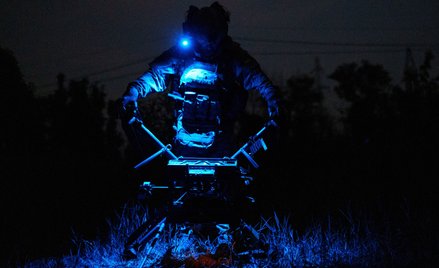 Ukraińcy doprowadzili do perfekcji asymetryczne wykorzystanie dronów. Na zdjęciu żołnierz jednostki 
