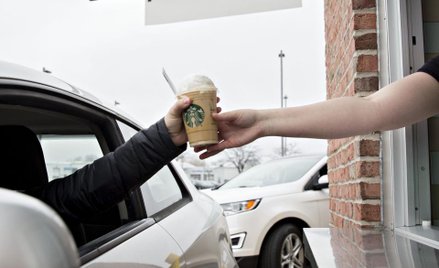 Starbucks żegna się ze słomkami. Nowe kubki do picia