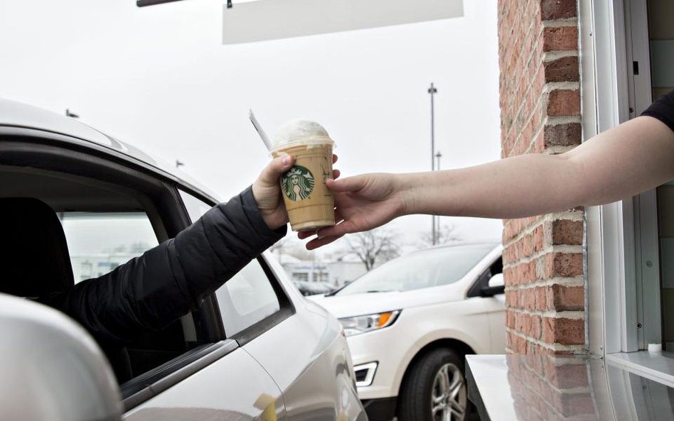 Starbucks żegna się ze słomkami. Nowe kubki do picia