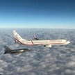 Samolot z reprezentantami Polski w eskorcie F-16