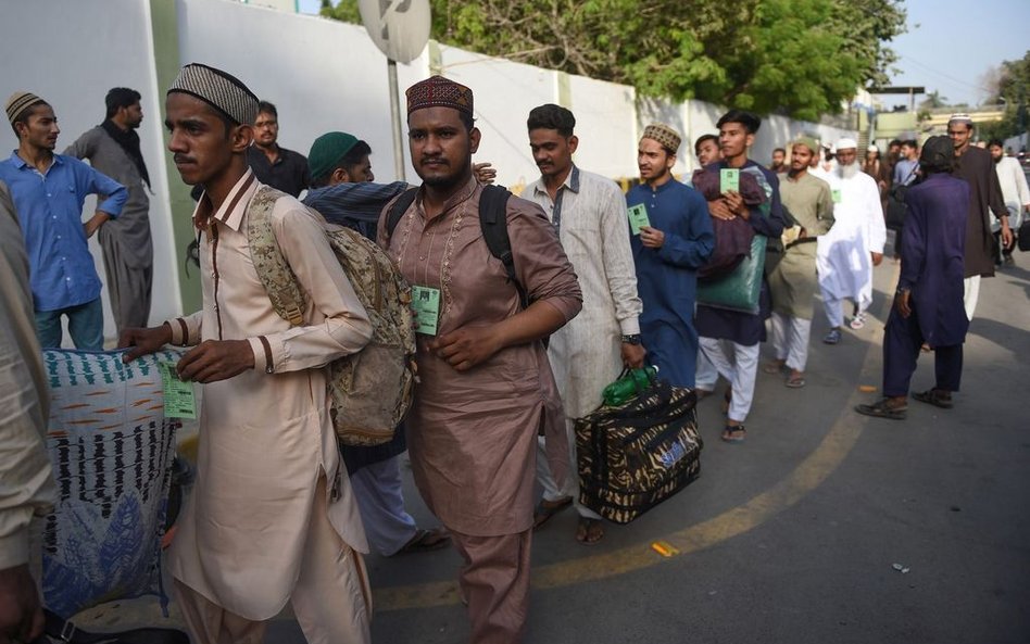 Pakistan: Dożywocie za zawinięcie lekarstwa w stronę książki?