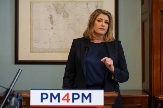 Penny Mordaunt (ur. 1973 r.), minister ds. polityki handlowej, cieszy się dużą sondażową popularnośc
