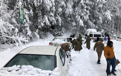Pakistan. 22 osoby zamarzły w zasypanych śniegiem autach