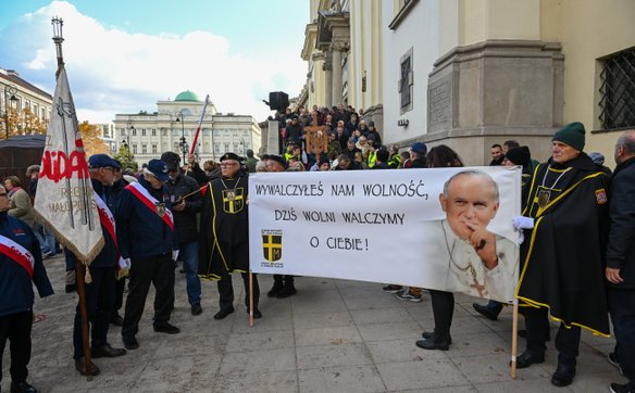 Uczestnicy III Narodowego Marszu Papieskiego przed bazyliką św. Krzyża w Warszawie