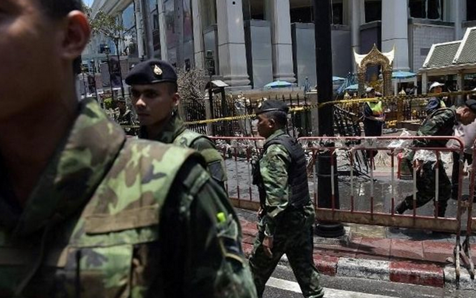 17 sierpnia - w zamachu terrorystycznym w Bangkoku zginęło co najmniej 25 osób.