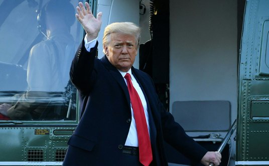 Donald Trump wsiada do helikoptera