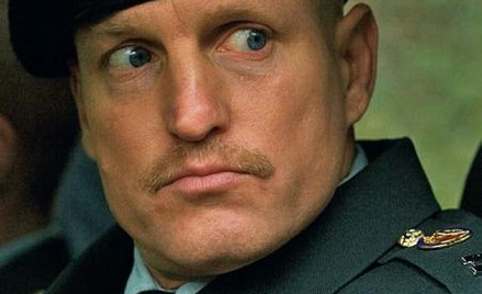 Woody Harrelson jako Tony, starszy i doświadczony posłaniec