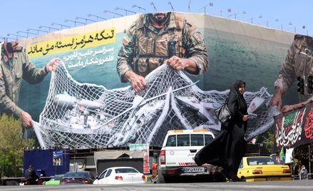 Billboard z napisem w języku perskim „Cieśnina Ormuz pozostanie zamknięta” umieszczony na placu w Te