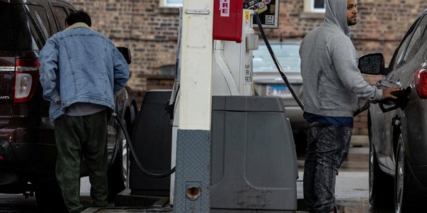 Американцы винят Дональда Трампа в дорогом топливе