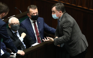 Zbigniew Ziobro (z prawej) domaga się od Jarosława Kaczyńskiego szybkich zmian w wymiarze sprawiedli