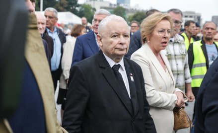 Prezes PiS Jarosław Kaczyński i europosłanka Jadwiga Wiśniewska na pl. Piłsudskiego w Warszawie
