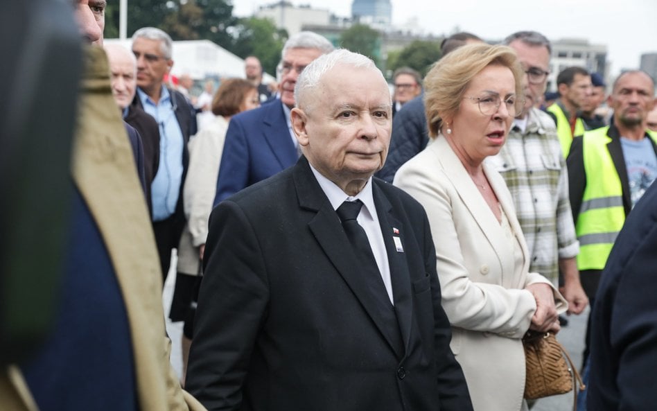 Prezes PiS Jarosław Kaczyński i europosłanka Jadwiga Wiśniewska na pl. Piłsudskiego w Warszawie