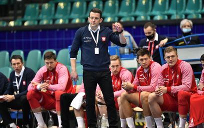 Trener reprezentacji Polski Patryk Rombel podczas marcowego meczu grupy 5 eliminacji mistrzostw Euro