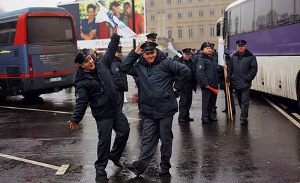 Funkcjonariusze Służby Więziennej biorący udział w proteście Federacji Związków Zawodowych Służb Mun